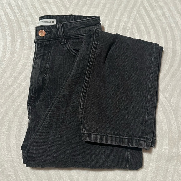 ZARA- BLACK, STRAIGHT LEGG, MIDRISE JEANS - Picture 2 of 4